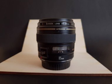 Grodno, Belarus - 11.07.2020: 85 mm f / 1.8 USM kamera lensi