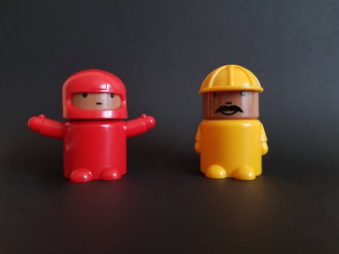 Grodno, Belarus-11.07.2020: LEGO oyuncakları kozmonot ve yapıcı siyah izole arka planda