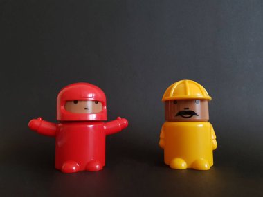 Grodno, Belarus-11.07.2020: LEGO oyuncakları kozmonot ve yapıcı siyah izole arka planda