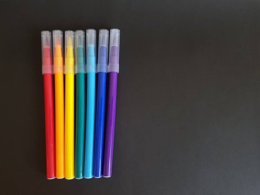 Çizim için çok renkli işaretler. Siyah izole bir arkaplanda işaretler