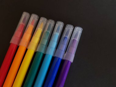 Çizim için çok renkli işaretler. Siyah izole bir arkaplanda işaretler