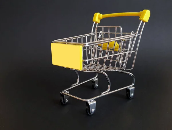 Жовтий Іграшковий Візок Чорному Ізольованому Фоні — стокове фото