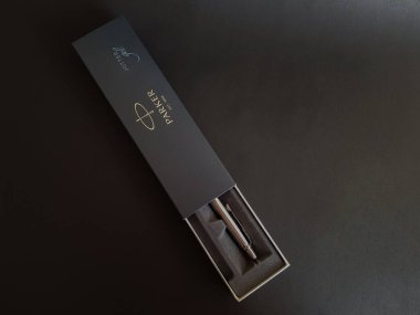 Grodno, Belarus-11.08.2020: Siyah izole edilmiş arka planda Parker Tükenmez Kalem. Kutu üstü görünümlü Parker kalemi