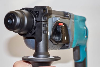 İş için profesyonel yumruk. Beton ve tuğla delmek için çekiç matkabı.