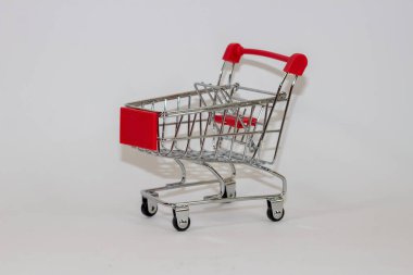 Beyaz izole arka planda kırmızı oyuncak arabası