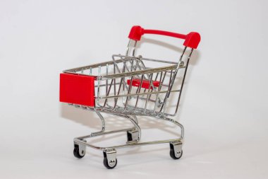 Beyaz izole arka planda kırmızı oyuncak arabası