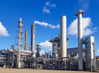 Bir petrokimya fabrikasının amonyak üretimi için büyük kapasiteli atölye çalışması. Tüplü fırının dışı, kuyu dönüştürücü, kopyalama alanı olan CO2 adsorber.