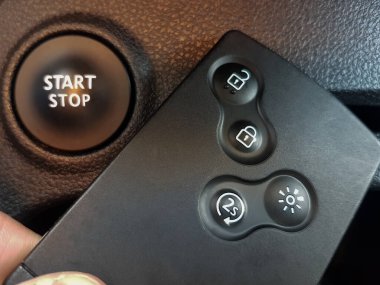 Başlatma düğmesi ve elsiz fonksiyonu olan araba anahtar kartı