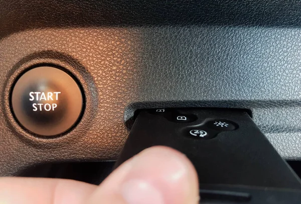 启动停止按钮和具有免提功能的汽车钥匙卡 — 图库照片