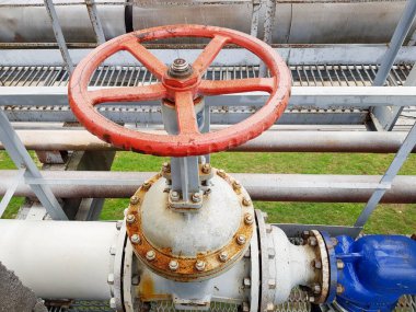 Boru hattı üzerinden gaz veya su için kapatılıyor ya da açılıyor. Boru hattındaki vanaları kapatın.