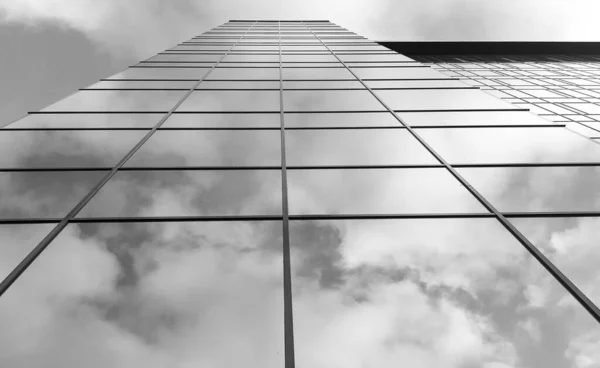 View Modern Glass Skyscraper Reflection Cloudy Sky Glass Skyscraper Black — Stock Photo, Image