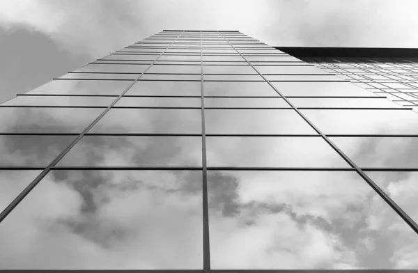 View Modern Glass Skyscraper Reflection Cloudy Sky Glass Skyscraper Black — Stock Photo, Image