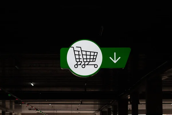 スーパーマーケットの駐車場にショッピングカートの看板 カートサインアップ — ストック写真
