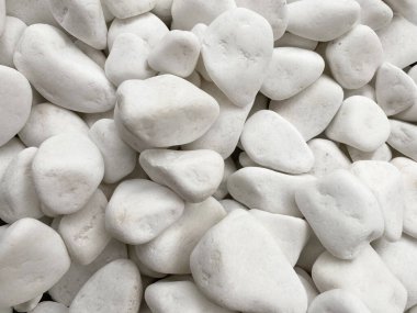 Arka plan beyaz renkli beyaz pürüzsüz çakıl taşlarından yapılmıştır. Beyaz çakıl taşlarının desenli arka planı