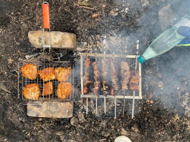 Domuz şiş kebap ve tavuk şiş kebap. Şişte domuz şişi kızartma ve açık ateşte ızgarada tavuk şişi kızartma.
