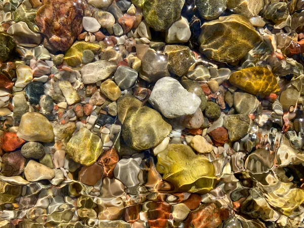 Achtergrond Van Gekleurde Rivierstenen Kiezelstenen Onder Water Bovenaanzicht Schoon Helder — Stockfoto