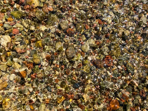 Achtergrond Van Gekleurde Rivierstenen Kiezelstenen Onder Water Bovenaanzicht Schoon Helder — Stockfoto