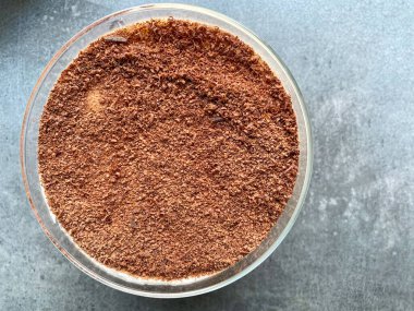 İtalyan Tiramisu çok katmanlı tatlı, içinde mascarpone peyniri, kahve, tavuk yumurtası, şeker ve savoyardi kurabiyeleri var.