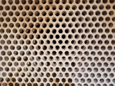 İki akım arasındaki ısı değişimi için kabuk ve tüp (kabuk ve tüp) ısı değiştirici. Açık ısı değiştiricisinde kirli borular var.