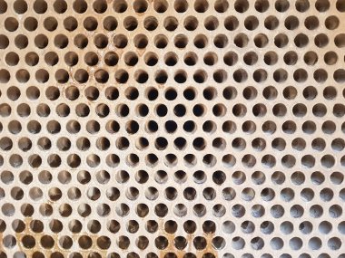 İki akım arasındaki ısı değişimi için kabuk ve tüp (kabuk ve tüp) ısı değiştirici. Açık ısı değiştiricisinde kirli borular var.