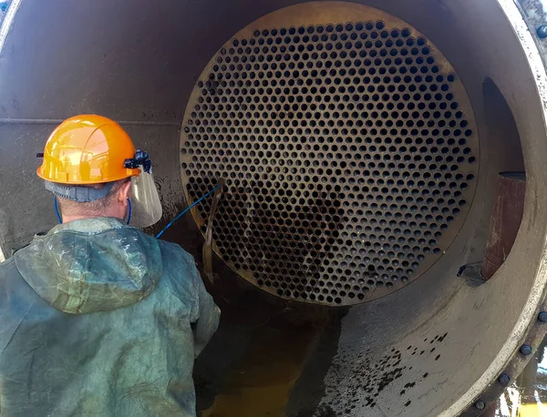 Yüksek basınçlı hidrolik üniteyle ısı değişim ekipmanlarını temizliyorum. Kabuğu ve tüp ısı değiştiriciyi yıkıyorum.