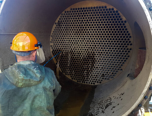 Очистка теплообменного оборудования гидравлическим блоком высокого давления. Стирание оболочки и трубки теплообменника