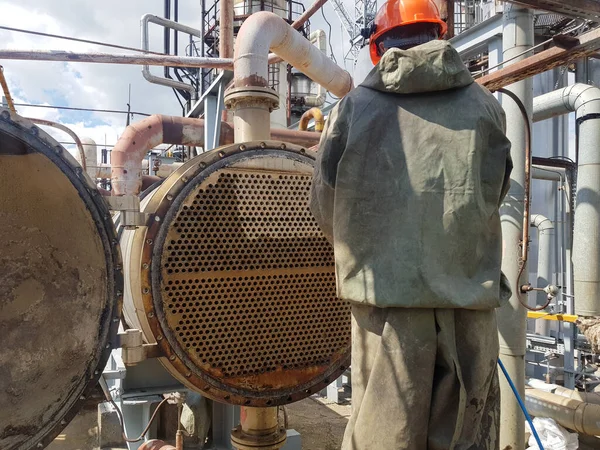 Yüksek basınçlı hidrolik üniteyle ısı değişim ekipmanlarını temizliyorum. Kabuğu ve tüp ısı değiştiriciyi yıkıyorum.