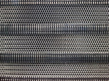 Plaka ısı değiştirici radyatör ızgarasının arka planında sıcak ısı taşıyıcısından soğuk bir ortama ısı aktarımı için ısı değiştirici var.