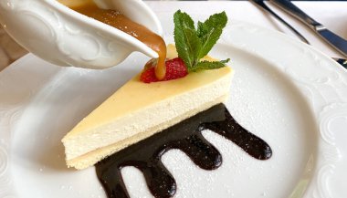 Cheesecake çeşitli katmanlardan oluşan tatlı bir tatlıdır. Ana tabaka yumuşak taze peynir, yumurta ve şeker karışımından oluşur. Alt katman ezilmiş kurabiyelerden oluşuyor.