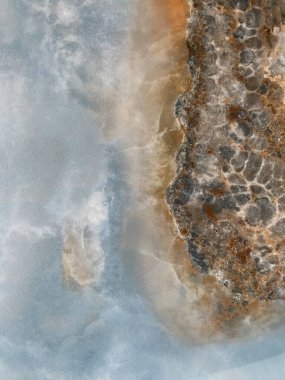 Arka plan mavi, gri ve kahverengi tonlarıyla mermerden yapılmıştır. Mermer dokusu. Mermer masa, duvar, zemin