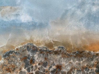 Arka plan mavi, gri ve kahverengi tonlarıyla mermerden yapılmıştır. Mermer dokusu. Mermer masa, duvar, zemin