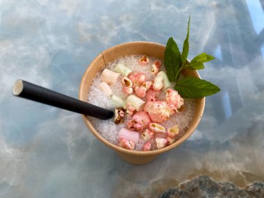 İzole edilmiş mermer zeminde sakızlı milkshake. Kokteyl üst görünümü