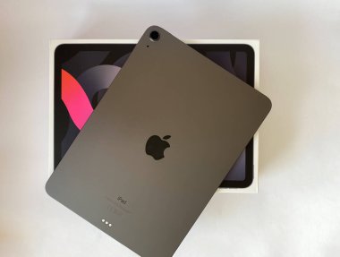 Grodno, Belarus - 06.12.2021: Siyah renkli iPad Air 2020 tableti beyaz izole bir zemin üzerinde yer almaktadır. Tabletin arka görünümü