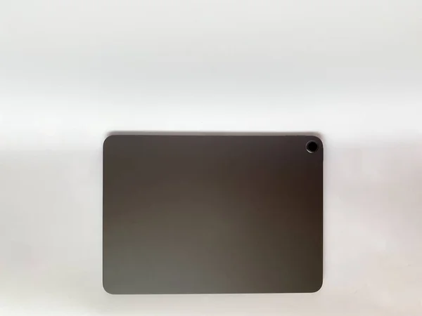 平板是黑色的白色孤立的背景与一个模拟了 平板电脑的背面视图 — 图库照片