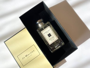 Grodno, Belarus - 06.12.2021: Jo Malone parfüm şişesi, beyaz izole edilmiş arka planda sarı damgalı bir kutudan