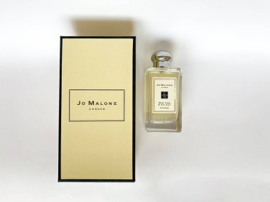 Grodno, Belarus - 06.12.2021: Jo Malone parfüm şişesi, beyaz izole edilmiş arka planda sarı damgalı bir kutudan