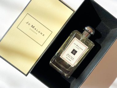 Grodno, Belarus - 06.12.2021: Jo Malone parfüm şişesi, beyaz izole edilmiş arka planda sarı damgalı bir kutudan