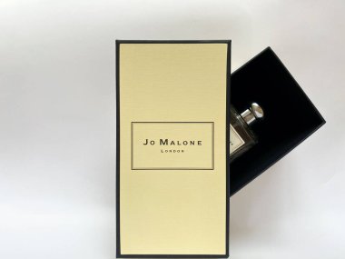 Grodno, Belarus - 06.12.2021: Jo Malone parfüm şişesi, beyaz izole edilmiş arka planda sarı damgalı bir kutudan