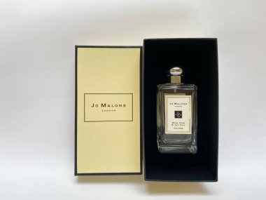 Grodno, Belarus - 06.12.2021: Jo Malone parfüm şişesi, beyaz izole edilmiş arka planda sarı damgalı bir kutudan