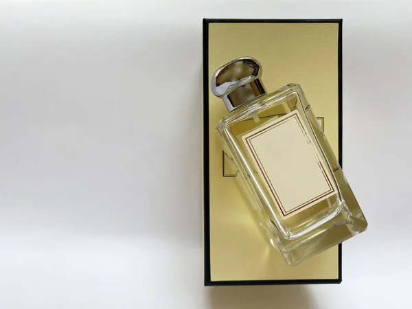 Butelka Perfum Żółtego Pudełka Białym Izolowanym Tle — Zdjęcie stockowe