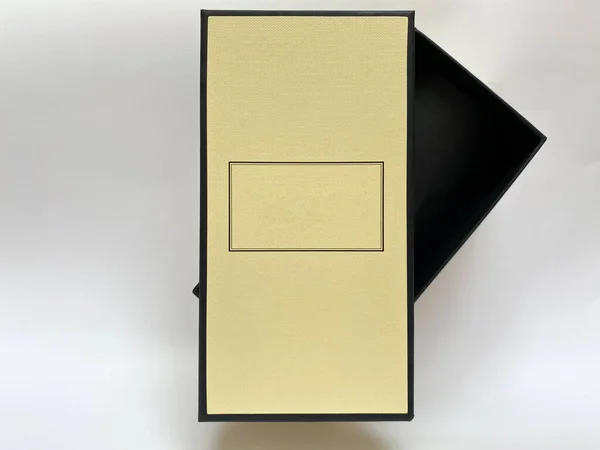 Uma Garrafa Perfume Uma Caixa Amarela Fundo Isolado Branco — Fotografia de Stock