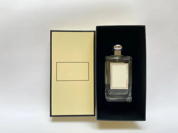 Butelka Perfum Żółtego Pudełka Białym Izolowanym Tle — Zdjęcie stockowe
