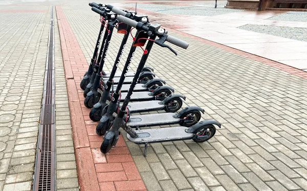 Elektrikli Scooterlar Arka Arkaya Şehirde Dolaşmak Için Mobil Elektrikli Scooterlar — Stok fotoğraf