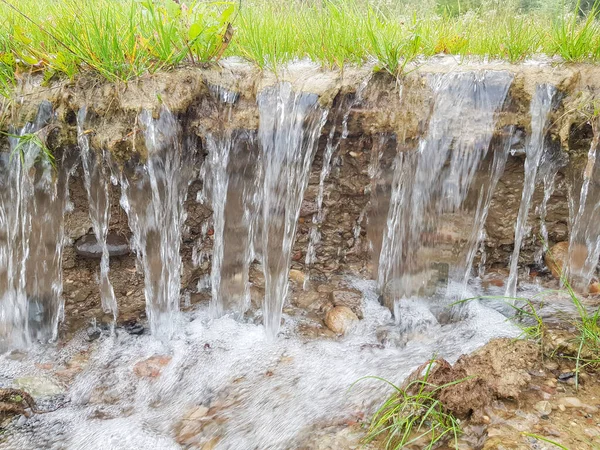 Una Piccola Cascata Acqua Che Scorre Erode Suolo — Foto Stock