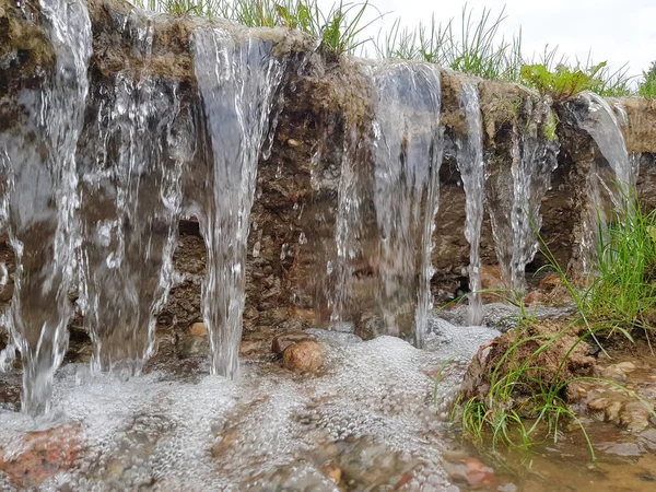 Una Pequeña Cascada Agua Que Fluye Erosiona Suelo —  Fotos de Stock