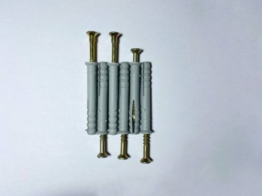 Beyaz yalıtımlı arka planda kendi kendine dokunan vidaları olan 8 mm 'lik perdeler