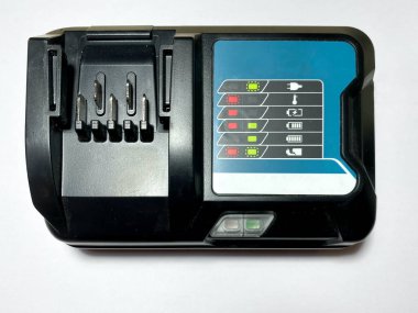 Beyaz izole arkaplanda bir tornavida için pil şarj edici