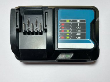 Beyaz izole arkaplanda bir tornavida için pil şarj edici