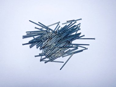 Etek panoları, shtapik, parke, platform kaplaması gibi malzemelerin yüksek kaliteli bağlayıcıları için galvanize çivileri tamamlamak