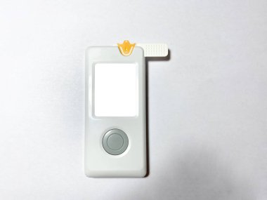 Glikoz ölçer kullanarak kan şekeri seviyelerini ölçmek. Kan akıtmak için parmağını deliyor.